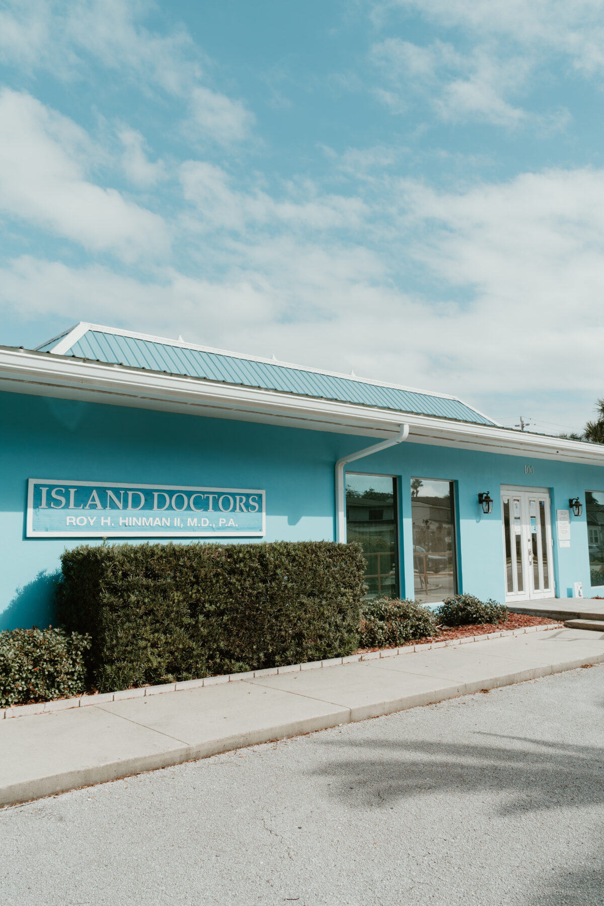 Island Doctors Arricola office in St. Augustine, showing its turquoise exterior, sign, and entrance